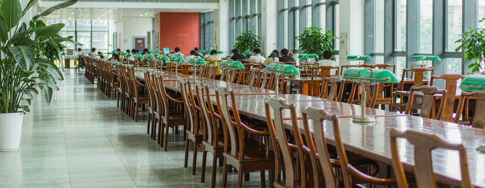 大学图书馆阅览室场景